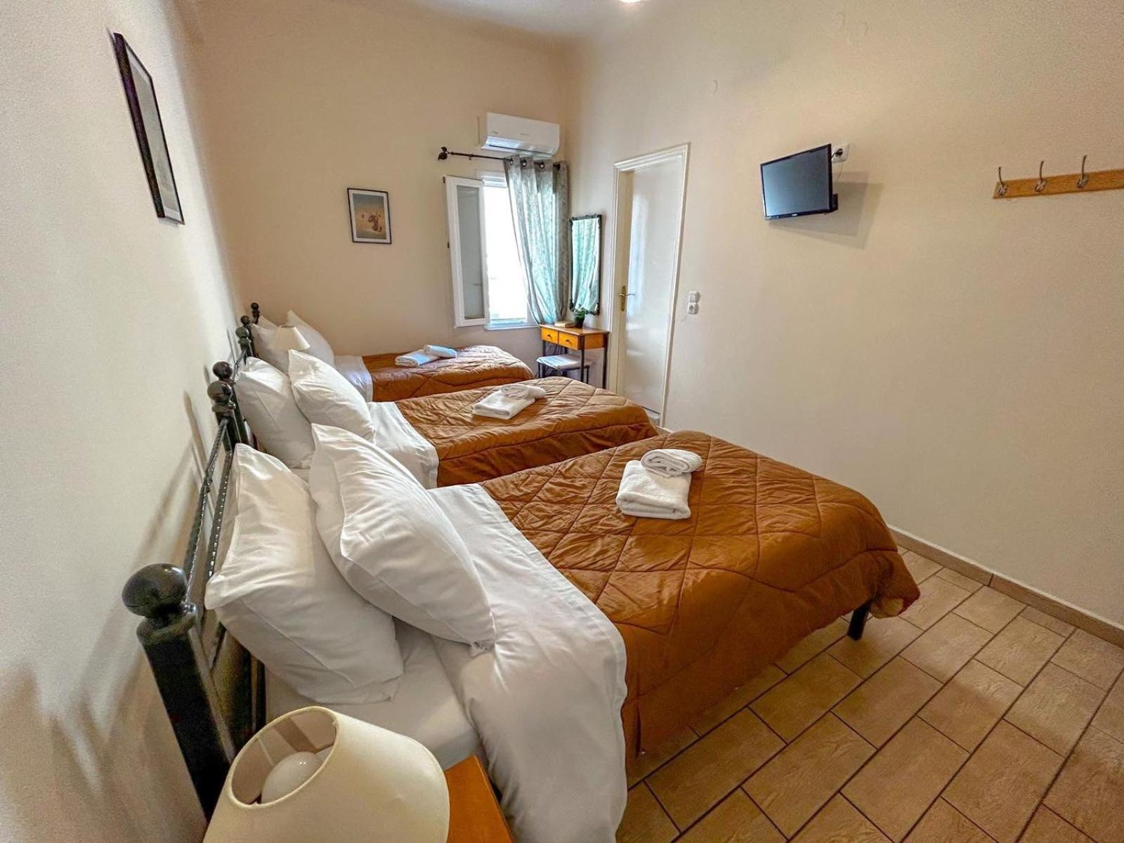Central 9 Rooms Ermoupoli Ngoại thất bức ảnh