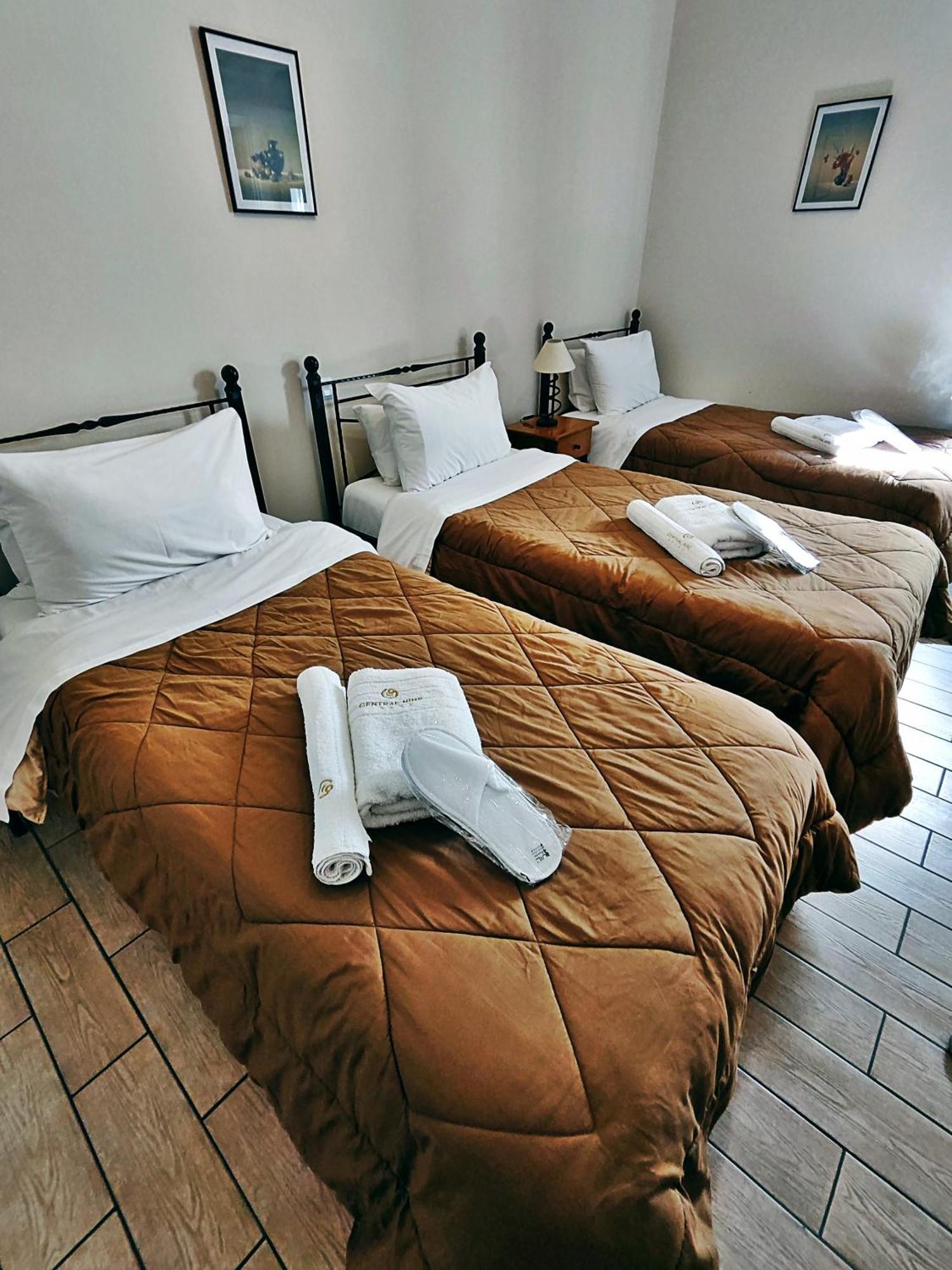 Central 9 Rooms Ermoupoli Phòng bức ảnh